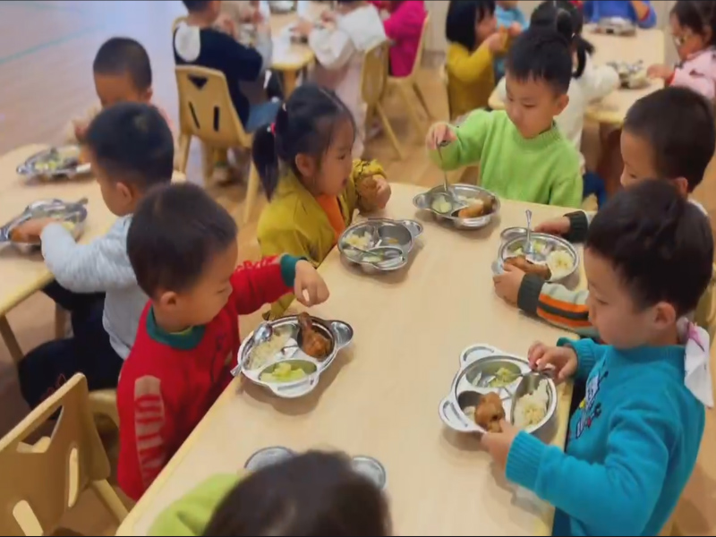 幼儿园宝宝吃午饭-郴州市苏仙区第三十三幼儿园师生风采5