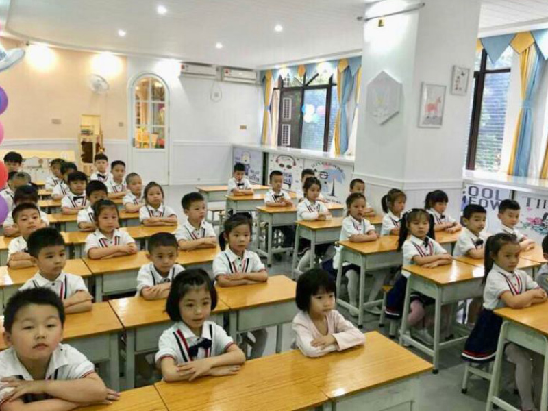 幼儿园宝宝教师认真听课-郴州市苏仙区金鹿角幼儿园师生风采