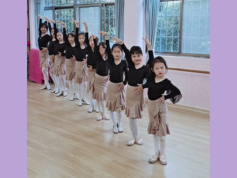 幼儿舞蹈练习-郴州市苏仙区金鹿角幼儿园师生风采
