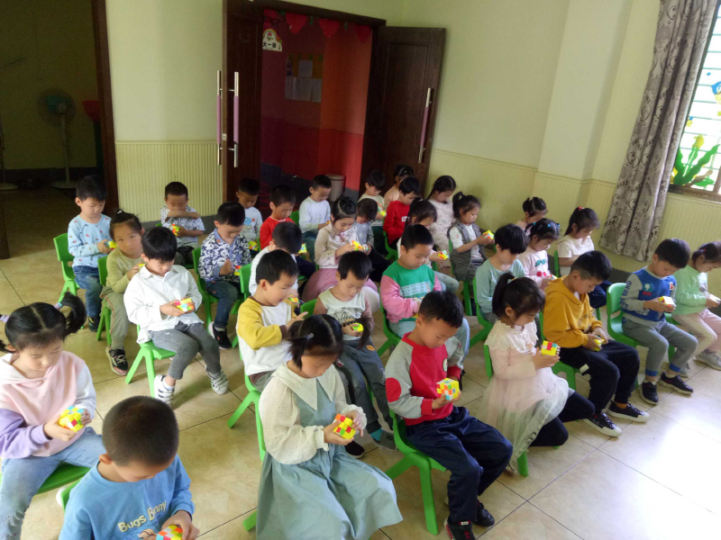 郴州市苏仙区德睿欣幼儿园学习魔方