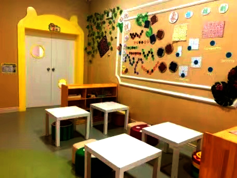 北湖区佩琪乐幼儿园教室课桌