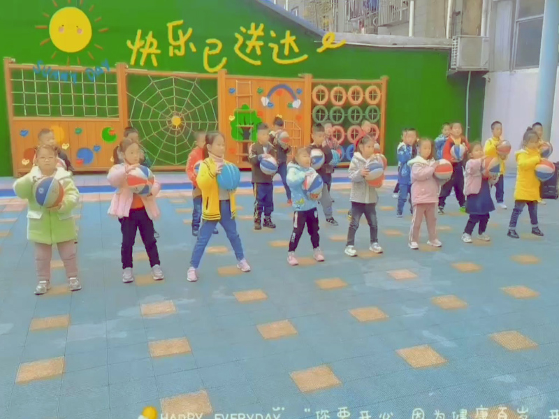 郴州市北湖区飞行幼儿园篮球课训练
