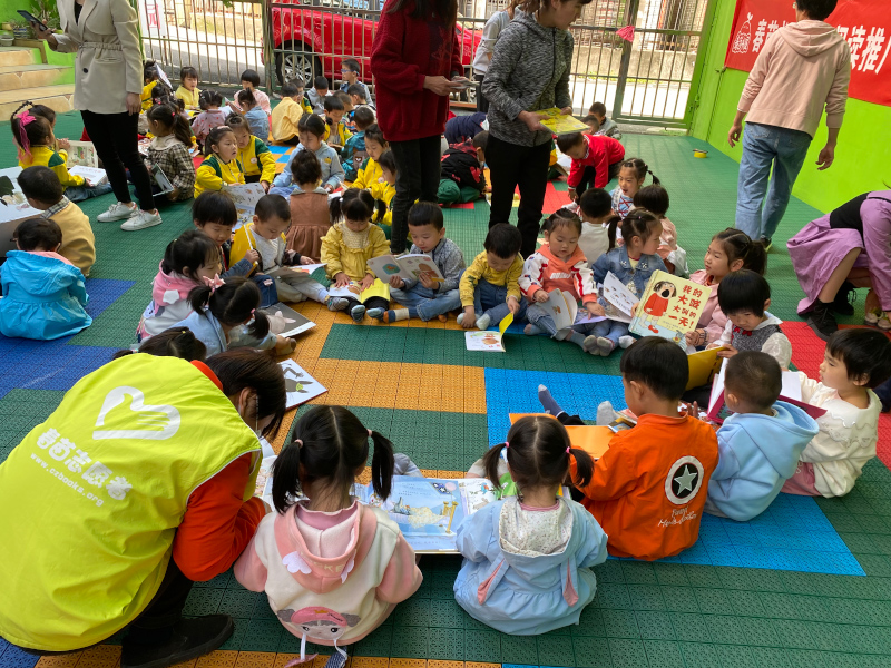 北湖区星海幼儿园门口绘本阅读