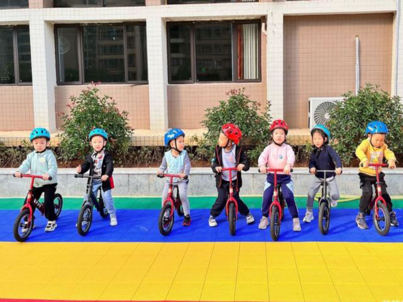 苏仙区第二十一幼儿园平衡车练习