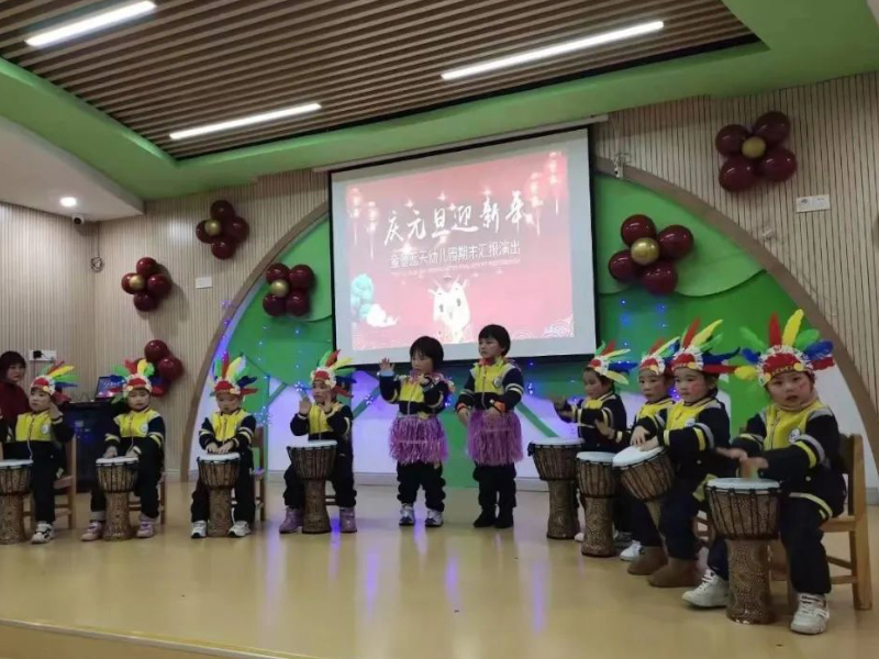 童蕾蓝天幼儿园非洲鼓演奏
